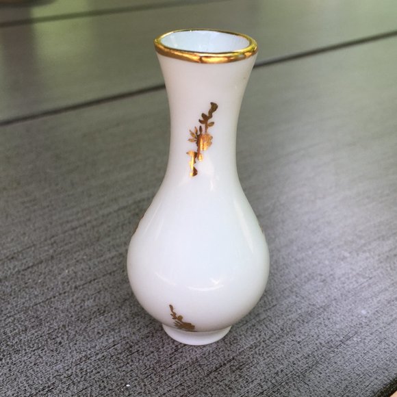 VINTAGE FRAGONARD LIMOGES COURTING COUPLE PILL BOX AND A MINIATURE VASE - Picture 10 of 13